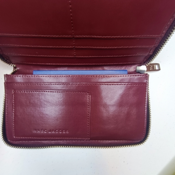 Marc Jacobs Main Line Burgundy Oxblood Minimalist Leather Zip Wallet - Picture 16 of 16